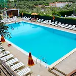 Ξενοδοχείο με διαμερίσματα Villaggio Turistico Defensola