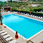 Ξενοδοχείο με διαμερίσματα Villaggio Turistico Defensola 3*